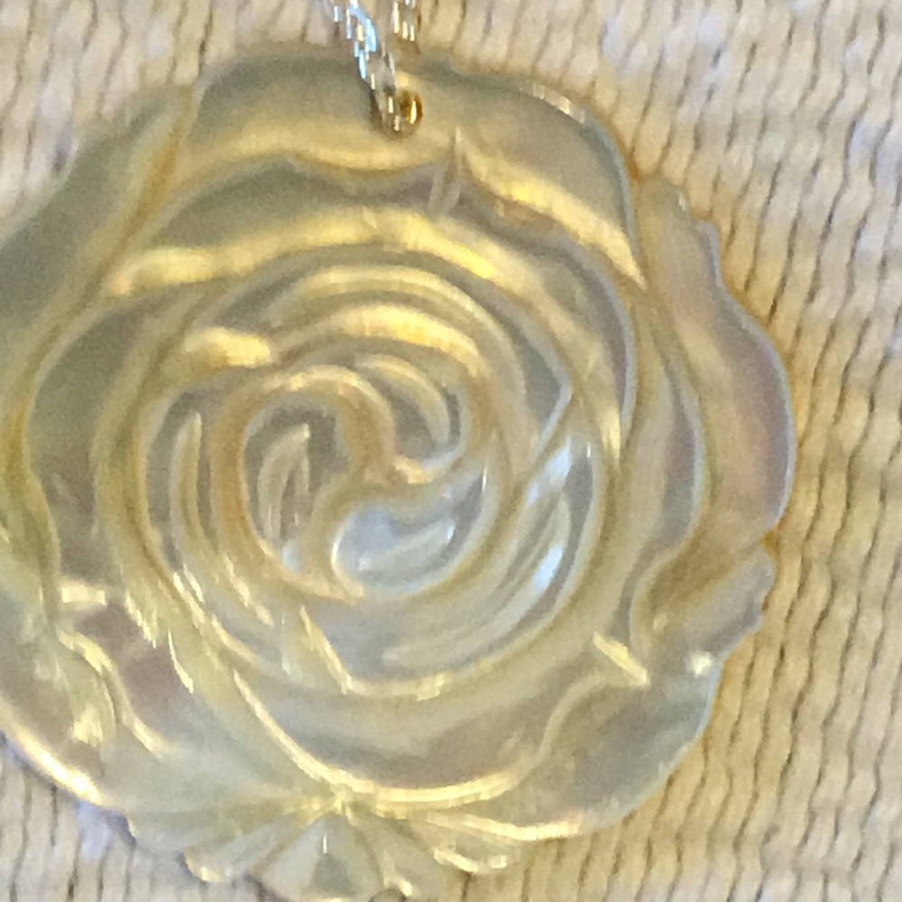 Mother of pearl carved into a camila/silver chain - Picture 3 of 4